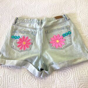 American Eagle Womens Size 6 Embroidered Distressed Denim Shorts Floral Pocket P